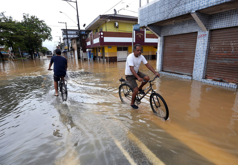 Cảnh ngập lụt do mưa lớn tại Guaruja, Brazil, ngày 3/3/2020. (Ảnh: AFP/ TTXVN)