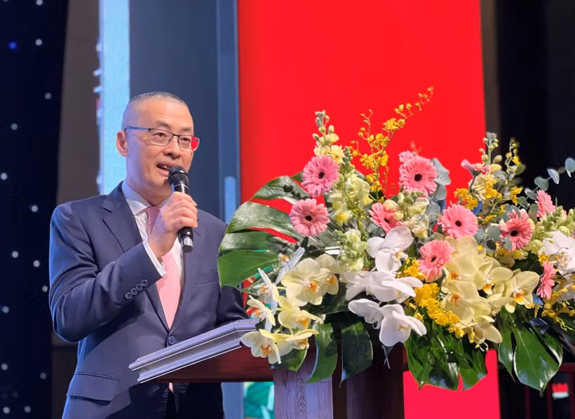 Đại sứ Vũ Quang Minh phát biểu Chúc mừng Năm mới tại Tết cộng đồng của người Việt tại Cộng hòa Liên bang Đức. (Ảnh: Phương Hoa/TTXVN)