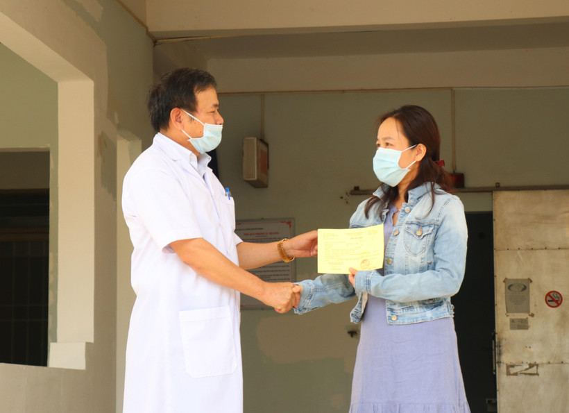 Tiến sỹ-bác sỹ Châu Đương, Giám đốc Bệnh viện Lao và bệnh phổi tỉnh Đắk Lắk trao giấy xuất viện cho bệnh nhân 601. (Ảnh: Tuấn Anh/TTXVN)