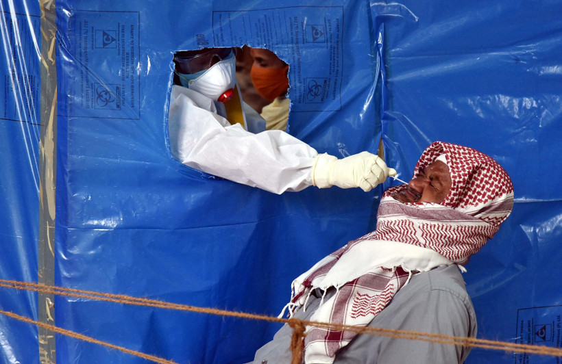 Nhân viên y tế lấy mẫu dịch xét nghiệm COVID-19 cho người dân tại Hyderabad, bang Telangana, Ấn Độ, ngày 22/8/2020. (Ảnh: THX/TTXVN)