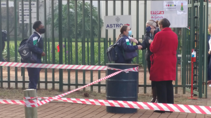 Kiểm tra thân nhiệt cho học sinh trước khi vào lớp tại Trường trung học nữ sinh Pretoria, thủ đô Pretoria, Nam Phi. (Ảnh: Phi Hùng/TTXVN)