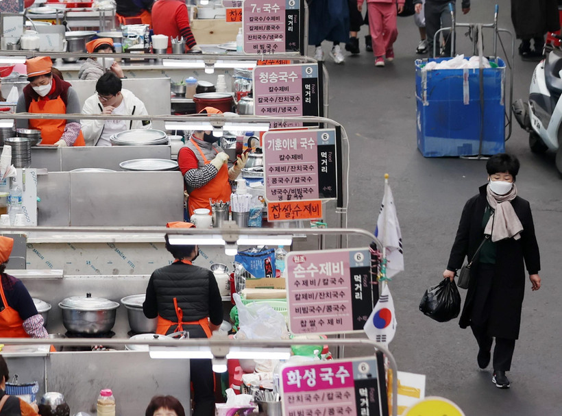 Người dân mua hàng hóa tại một khu chợ ở Daegu, Hàn Quốc ngày 25/3/2020, trong bối cảnh dịch COVID-19 lan rộng. (Ảnh: THX/TTXVN)