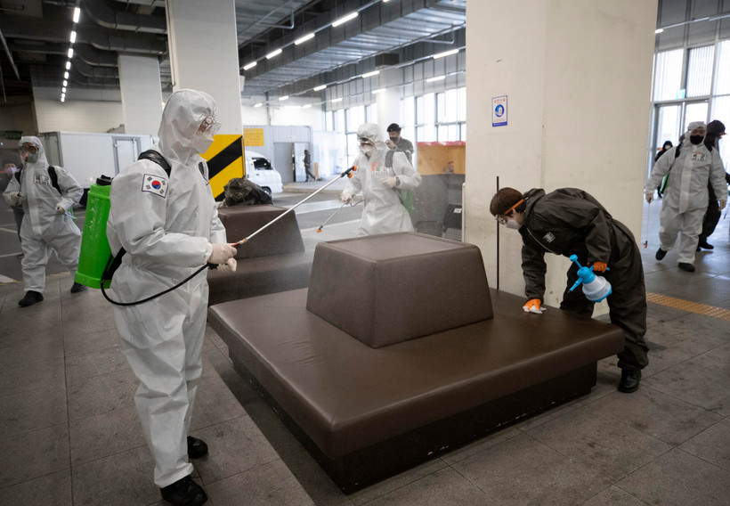 Phun thuốc khử trùng tại một trạm xe buýt ở Daegu, Hàn Quốc, nhằm ngăn chặn sự lây lan của dịch COVID-19, ngày 14/3/2020. (Ảnh: Yonhap/ TTXVN)