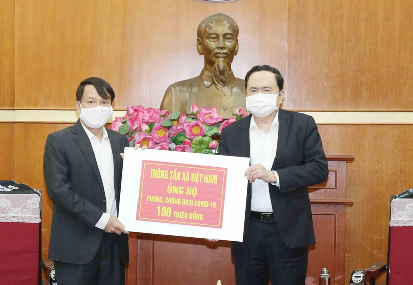 Đồng chí Trần Thanh Mẫn, Bí thư Trung ương Đảng, Chủ tịch Ủy ban Trung ương Mặt trận Tổ quốc Việt Nam tiếp nhận ủng hộ từ Thông tấn xã Việt Nam. (Ảnh: Phương Hoa/TTXVN)