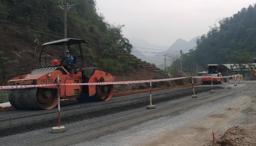 Nhà thầu thi công nâng cấp một tuyến quốc lộ ở khu vực miền núi phía Bắc. (Ảnh: PV/Vietnam+)