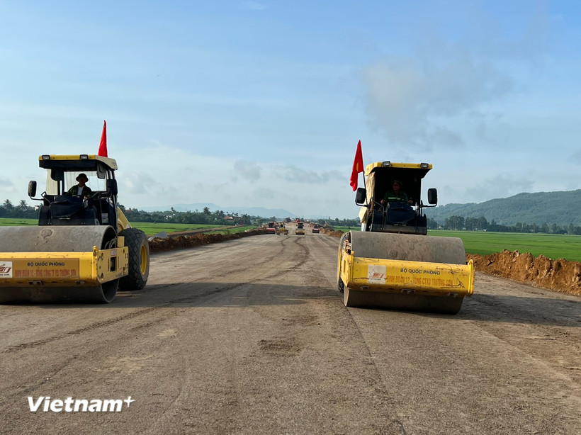Nhà thầu thi công đắp nền đường tại một Dự án cao tốc Bắc-Nam phía Đông. (Ảnh: Việt Hùng/Vietnam+)