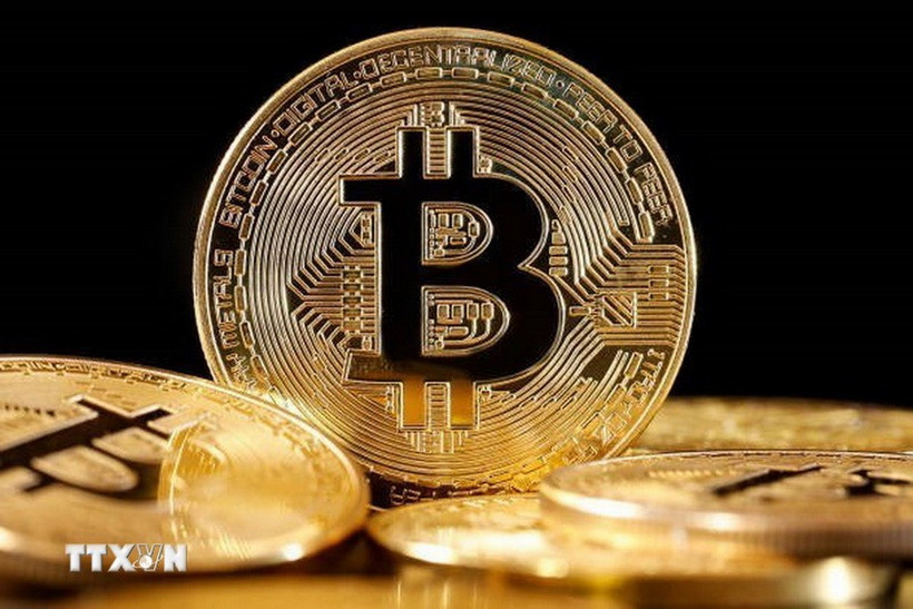 (Tư liệu) Đồng tiền điện tử bitcoin. (Ảnh: Getty Images/TTXVN)