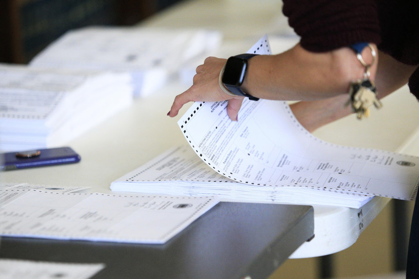 Nhân viên bầu cử kiểm phiếu bầu Tổng thống Mỹ tại Easton, bang Pennsylvania. (Ảnh: AFP/TTXVN)