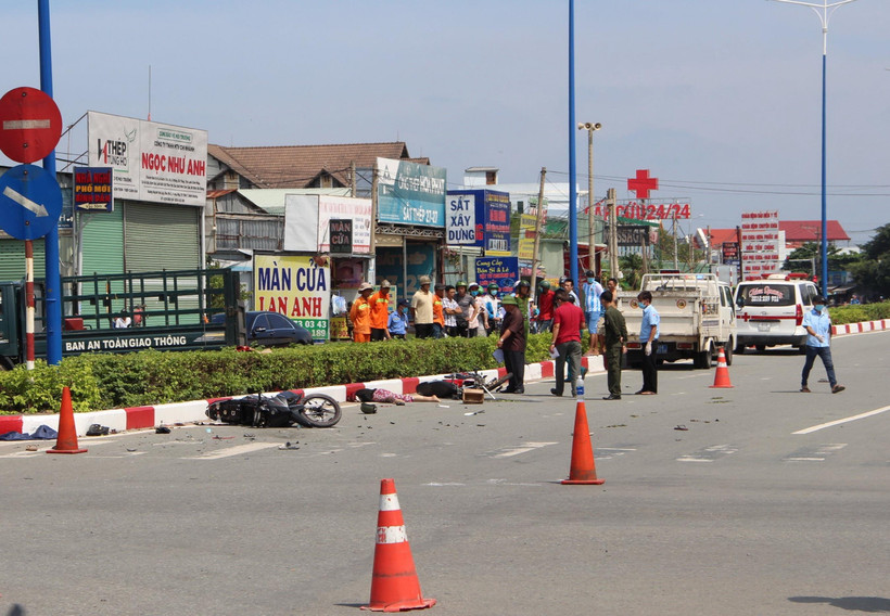 Hiện trường vụ tai nạn giao thông khiến 3 người thương vong.( Ảnh: TTXVN phát)