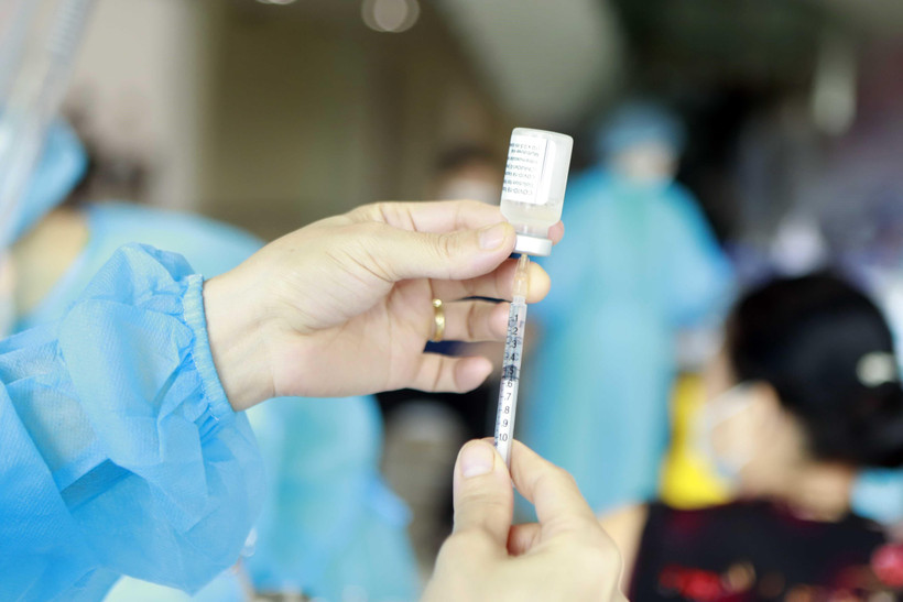 Tiêm vaccine phòng COVID-19 cho người dân. (Ảnh: Hoàng Hùng/TTXVN) 