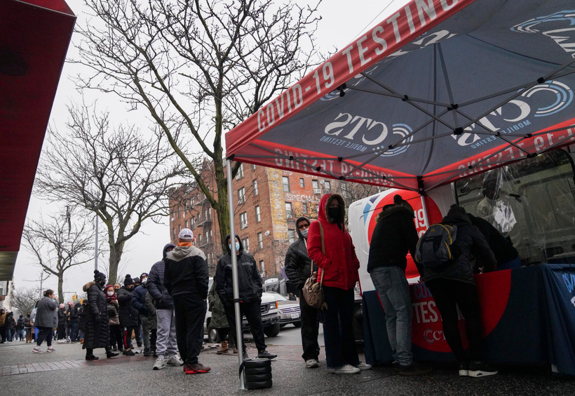 Người dân xếp hàng chờ xét nghiệm COVID-19 tại New York, Mỹ. (Ảnh: THX/TTXVN)