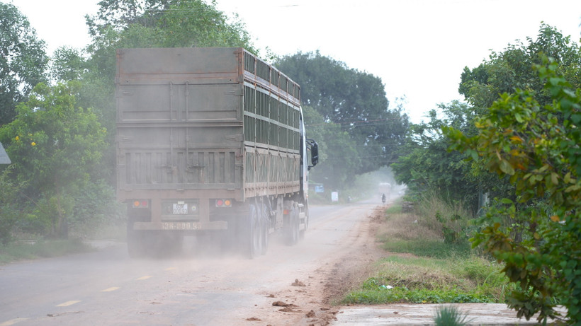 Xe tải nặng cơi nới thành thùng xe lưu thông trên đường DT788 thuộc xã Hoà Hiệp (Tân Biên, Tây Ninh) chạy với tốc độ cao gây ra tình trạng bụi ô nhiễm môi trường. (Ảnh: Minh Phú/TTXVN)