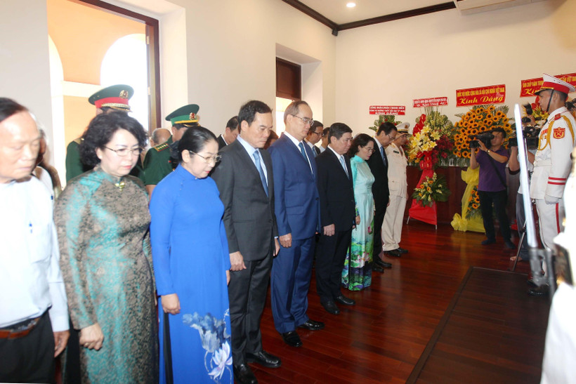Lãnh đạo TP.HCM và đông đảo các lực lượng vũ trang, tầng lớp nhân dân thành phố dành phút mặc niệm tưởng nhớ Chủ tịch Hồ Chí Minh tại Bến Nhà Rồng. (Ảnh: Thanh Vũ/TTXVN)