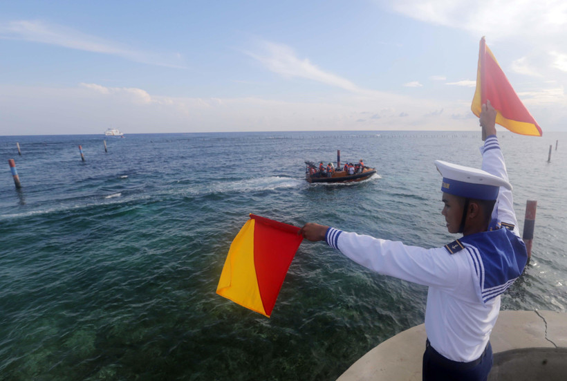 Đoàn công tác từ đất liền thăm đảo Đá Lát thuộc quần đảo Trường Sa. (Ảnh: Trần Việt/TTXVN)