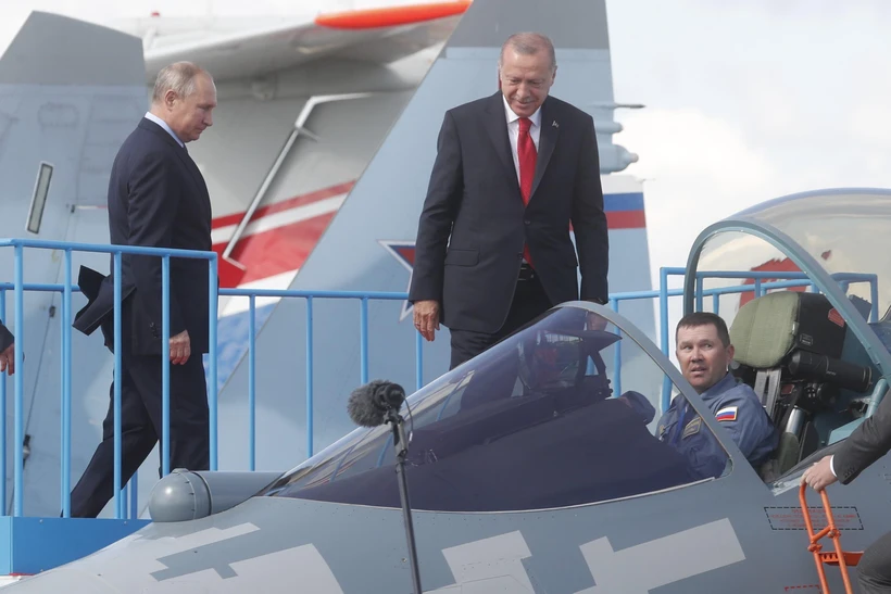 Tổng thống Nga Vladimir Putin (trái) và người đồng cấp Thổ Nhĩ Kỳ Tayyip Erdogan (phải) thăm quan buồng lái Su-57 tại triển lãm hàng không MAKS ở Zhukovsky, ngoại ô Moskva, Nga, ngày 27/8. (Ảnh: AFP/TTXVN)