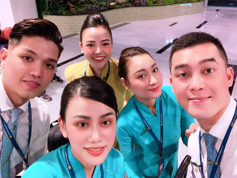 Tiếp viên trưởng Trần Thị Phương Ly (người mặc áo vàng) của hãng hàng không Vietnam Airlines. (Ảnh: CTV/Vietnam+)