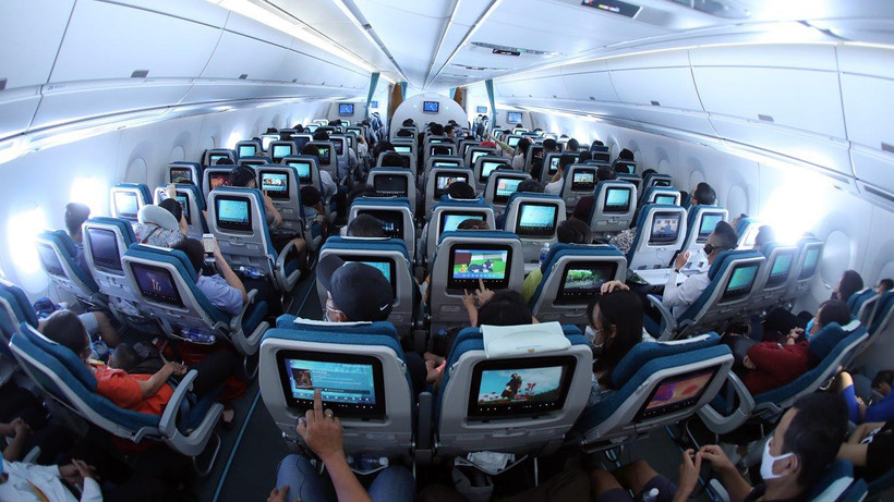 Hành khách trên chuyến bay của hãng hàng không Vietnam Airlines. (Ảnh: CTV/Vietnam+)