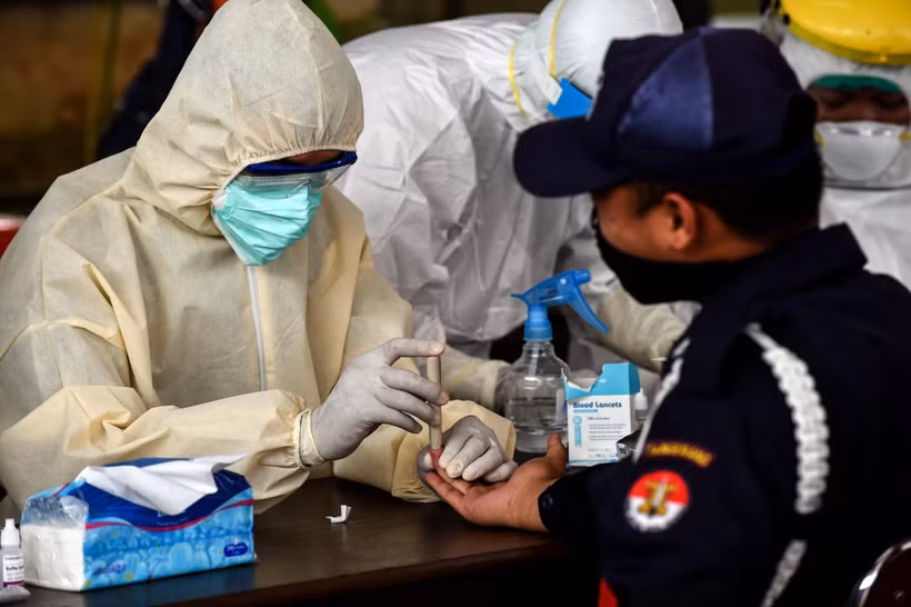 Nhân viên y tế lấy mẫu xét nghiệm nhanh COVID-19 tại một chợ ở Banten, Indonesia, ngày 21/4/2020. (Ảnh: THX/TTXVN)