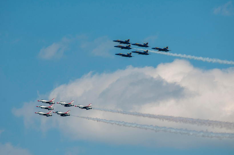 Các phi đội máy bay biểu diễn tri ân các nhân viên y tế ở tuyến đầu chống dịch COVID-19. (Nguồn: militarytimes.com)