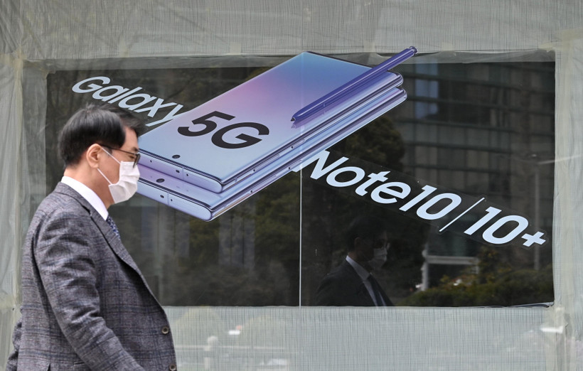 Điện thoại Samsung Galaxy Note10 5G được quảng cáo tại một cửa hàng ở Seoul, Hàn Quốc, ngày 7/4/2020. (Ảnh: AFP/TTXVN)