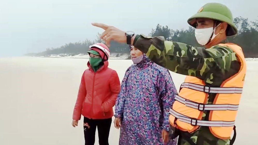 Công tác tìm kiếm ngư dân bị nạn tại vùng biển cách bờ biển thôn Nam Hải, xã Ngư Thủy 1 hải lý đang được tích cực triển khai. (Ảnh: TTXVN phát)