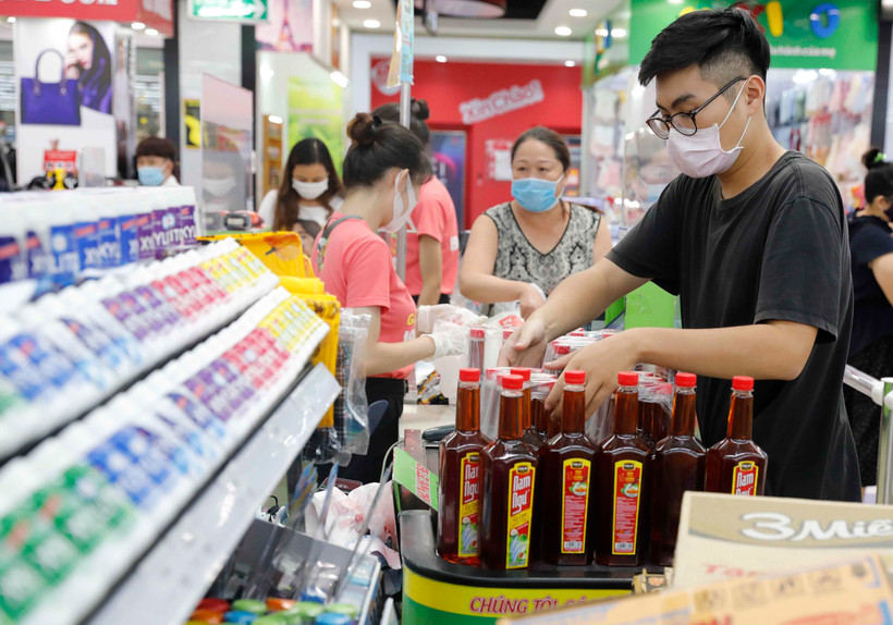 Khách hàng mua sắm. (Ảnh: Trần Việt/TTXVN)