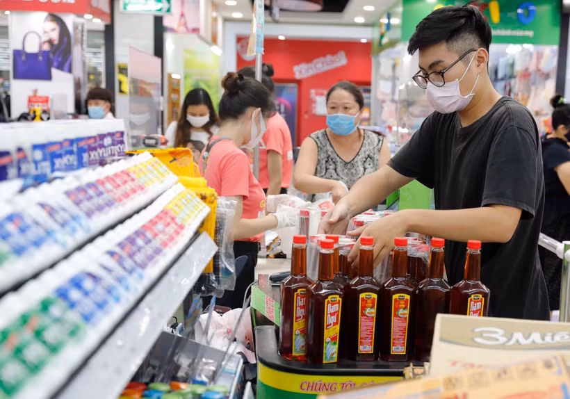 Khách hàng mua sắm. (Ảnh: Trần Việt/TTXVN)