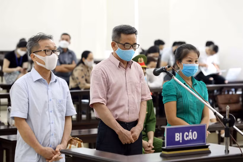 Các bị cáo nghe tòa phúc thẩm tuyên án. (Ảnh: Phạm Kiên/TTXVN)