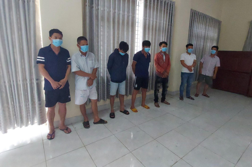 Các đối tượng bị công an bắt giữ. (Ảnh: Đậu Tất Thành/TTXVN)