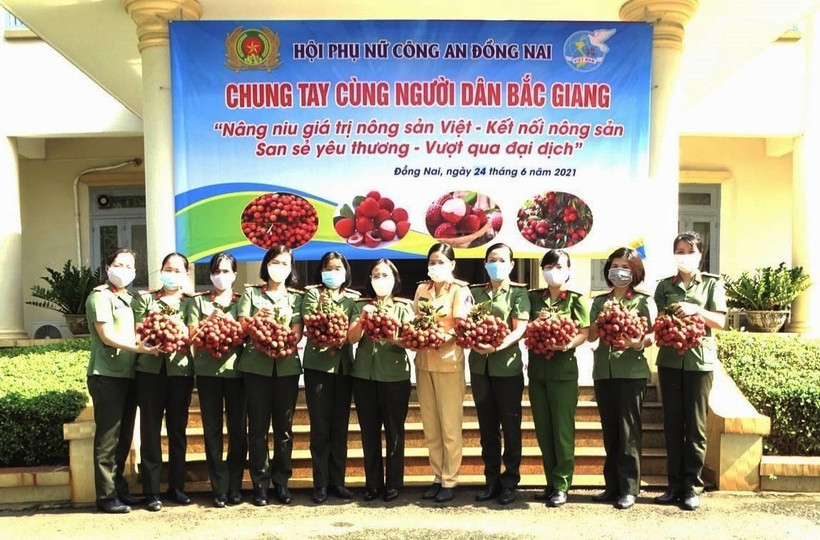 Hội phụ nữ Công an tỉnh Đồng Nai hỗ trợ tiêu thụ hơn 2,5 tấn vải thiều Bắc Giang. (Ảnh: TTXVN phát)