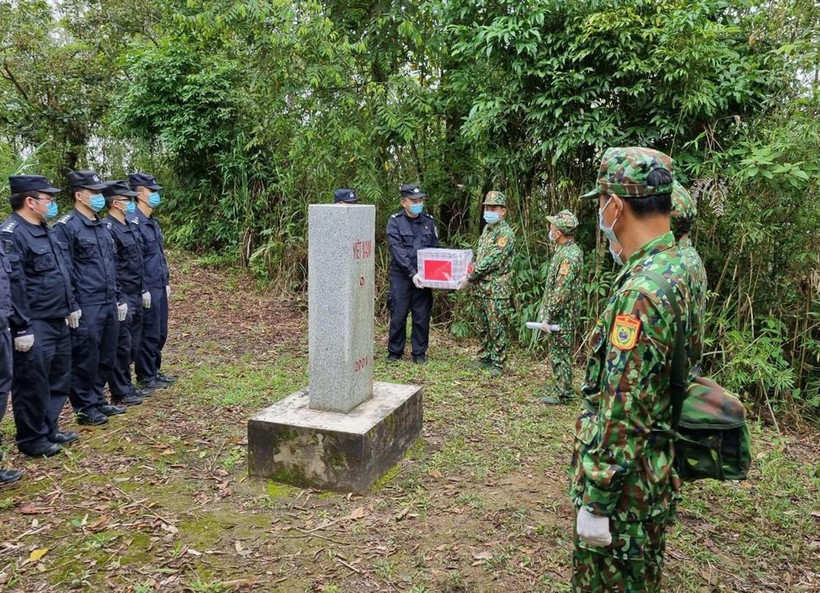 Đồn Biên phòng Sen Thượng (Bộ đội Biên phòng tỉnh Điện Biên, Việt Nam) và Đại đội quản lý biên giới Giang Thành (Chi đội quản lý biên giới Phổ Nhĩ, Trung Quốc) tuần tra song phương. (Ảnh: TTXVN phát)