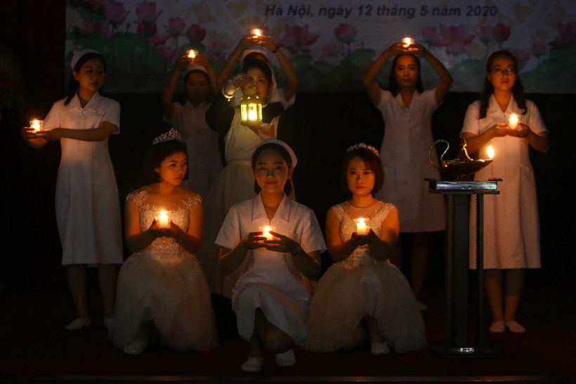 Nghi thức rước đèn để tưởng nhớ công lao của bà Florence Nightingale trong công tác điều dưỡng và vệ sinh bệnh viện. (Ảnh: Minh Quyết/TTXVN)