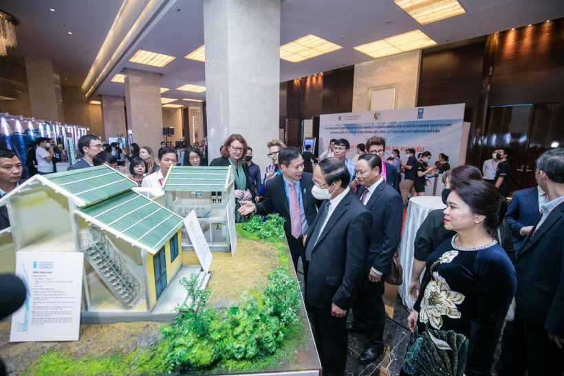 Các đại biểu tham quan mô hình nhà chống bão, lũ. (Ảnh: PV/Vietnam+)