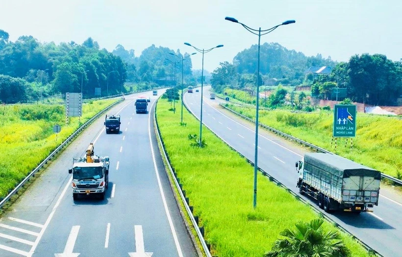 Phương tiện lưu thông trên một đoạn tuyến được đưa vào vận hành, khai thác. (Ảnh: PV/Vietnam+)