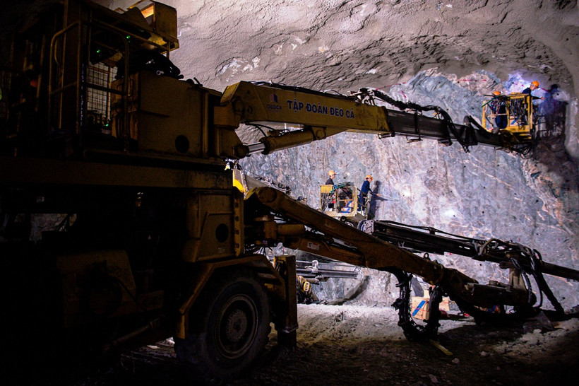 Công nhân thi công khoan Hầm Tuy An thuộc đoạn Cao tốc Chí Thạnh-Vân Phong. (Ảnh: Việt Hùng/Vietnam+)