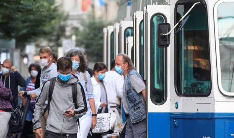 Người dân đeo khẩu trang phòng dịch COVID-19 khi sử dụng phương tiện lưu thông công cộng tại Zurich, Thụy Sĩ. (Ảnh: Reuters/TTXVN)