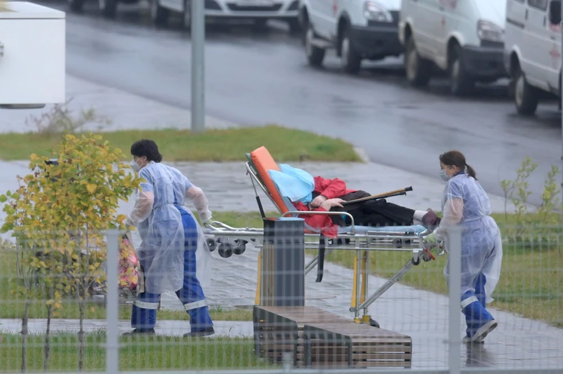 Chuyển bệnh nhân COVID-19 tới bệnh viện ở Kommunarka, ngoại ô Moskva, Nga ngày 9/10/2020. (Ảnh: AFP/TTXVN)