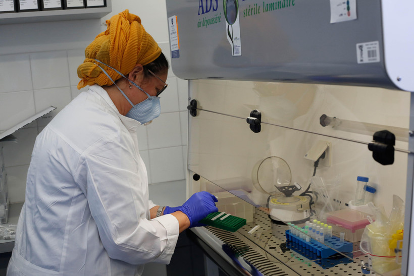 Nhân viên y tế kiểm tra mẫu bệnh phẩm của bệnh nhân COVID-19 tại phòng thí nghiệm của trung tâm y tế Barzilai ở thành phố Ashkelon, Israel, ngày 29/3/2020. (Ảnh: THX/TTXVN)