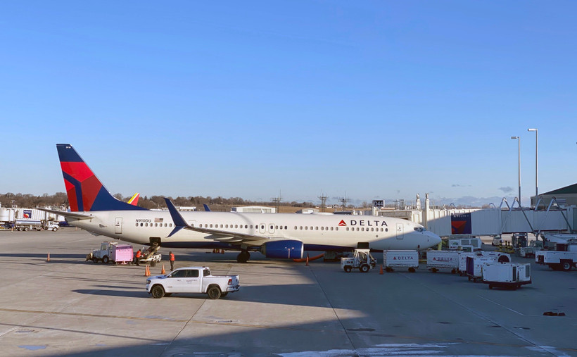 Máy bay của Hãng hàng không Delta Air Lines tại sân bay Milwaukee, Wisconsin, Mỹ. (Ảnh: AFP/TTXVN)