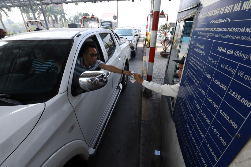 Việc đưa vào sử dụng làn thu phí không dừng sẽ giúp cho thời gian lưu thông qua trạm được nhanh chóng và không sử dụng tiền mặt. (Ảnh: Huy Hùng/TTXVN)