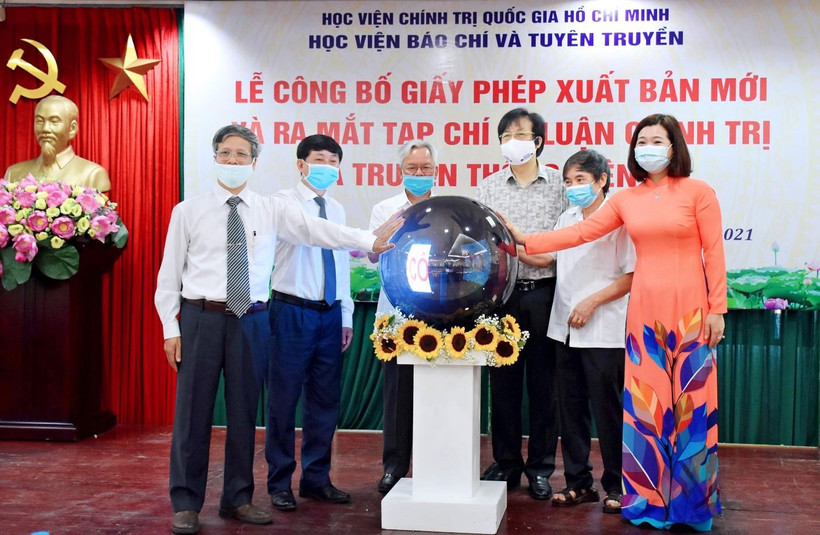 Lễ ra mắt Tạp chí Lý luận chính trị và Truyền thông điện tử. (Ảnh: Mai Nghiêm/Vietnam+)