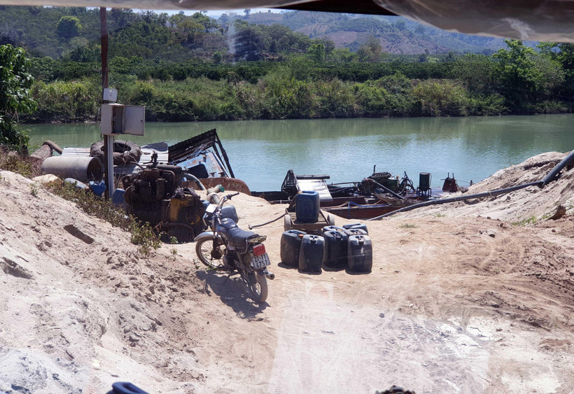 Một vụ khai thác cát trái phép. (Ảnh minh họa: Ngọc Minh/TTXVN)