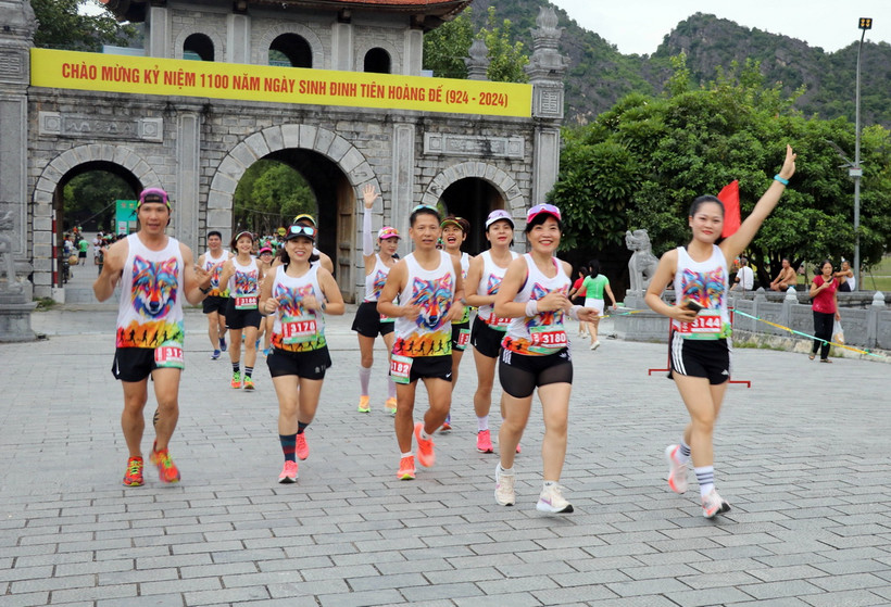 Các vận động viên tham gia Giải chạy “Hoa Lư Marathon 2024 - Miền đất di sản thiên niên kỷ”. (Ảnh: Thùy Dung/ TTXVN)