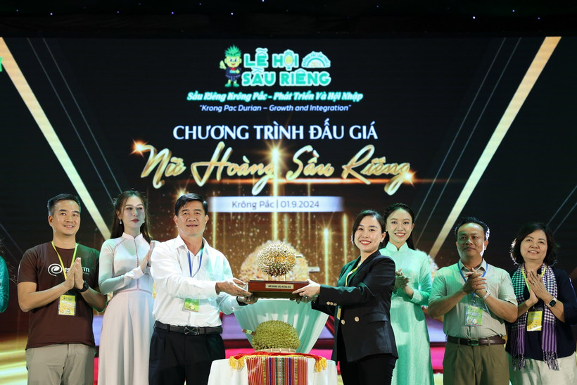 Công ty Cổ phần tập đoàn xuất nhập khẩu trái cây Chánh Thu đến từ tỉnh Bến Tre đấu giá thành công “Nữ hoàng sầu riêng Ri6” với giá cao nhất là 1 tỷ 400 triệu đồng. (Ảnh: Tuấn Anh/ TTXVN)