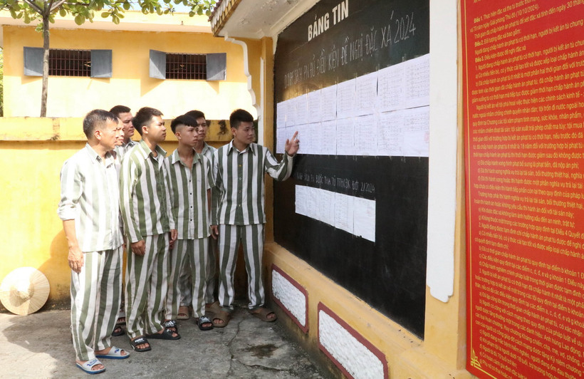 Phạm nhân tại Trại giam Ninh Khánh xem danh sách phạm nhân đủ điều kiện đề nghị đặc xá năm 2024 được niêm yết công khai tại bảng tin. (Ảnh: Hải Yến/TTXVN)