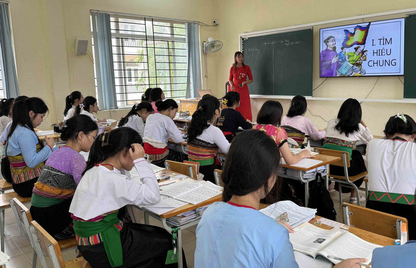 Kết hợp lý thuyết và thực hành giúp học sinh miền núi dễ dàng tiếp thu kiến thức. (Ảnh: Việt Hoàng/TTXVN)