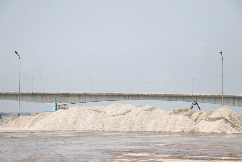 Nguyên vật liệu tập kết ở cầu cảng Hợp Thịnh gây phát tán bụi ra khu dân cư khi có gió. (Ảnh: Nguyên Lý/TTXVN)