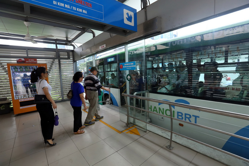 Hành khách lên xuống tại nhà chờ Hoàng Đạo Thúy. (Ảnh: Huy Hùng/TTXVN)
