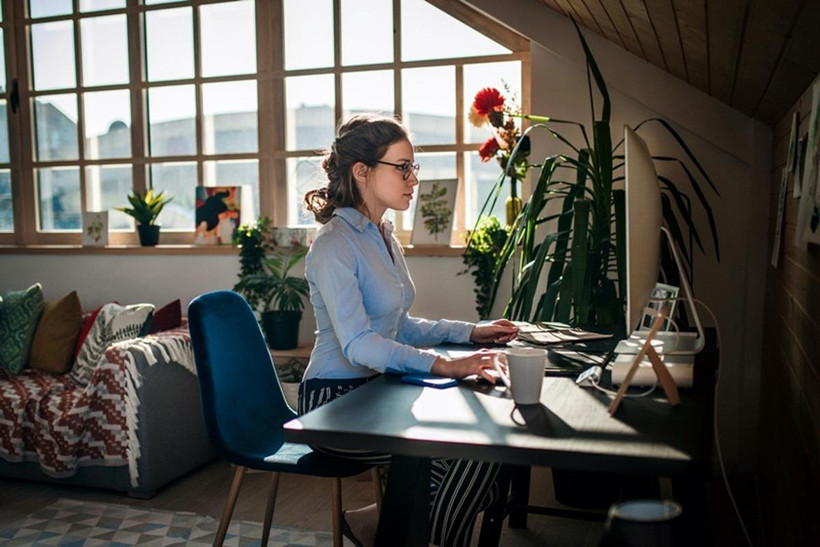 Làm việc tại nhà. (Nguồn ảnh: Đẹp/Vietnam+)