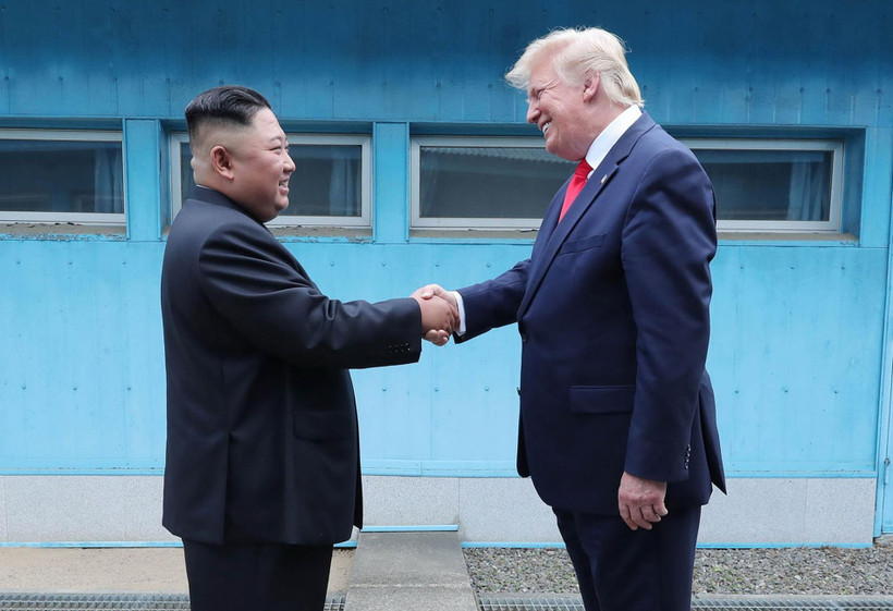 Tổng thống Mỹ Donald Trump (phải) và nhà lãnh đạo Triều Tiên Kim Jong-un (trái) bất ngờ gặp lại nhau tại DMZ. (Ảnh: AFP/TTXVN)